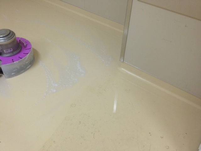 アルカリ洗剤で洗浄後、吸水器で汚水回収、水拭きをしてワックスを２層塗布しました